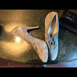Nine West Verbeniao” Suede pump